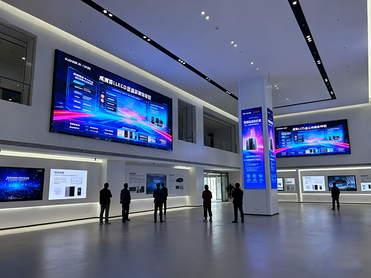 成都LED顯示屏應用指南：商鋪門頭/會議大屏/舞臺租賃如何選？- 場景方案全解析
